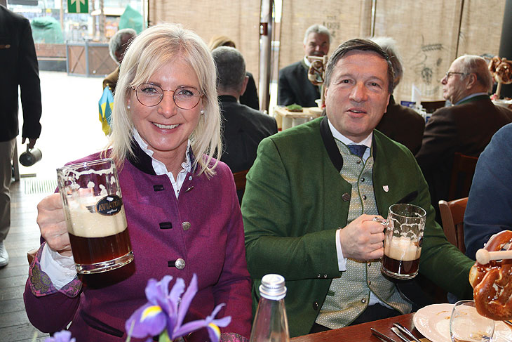Aviator Anstich 2023 und Derblecken am Flughafen: Staatsministerin Ulrike Scharf und Erdings OB Maximilian Goltz (©Foto: Martin Schmitz()